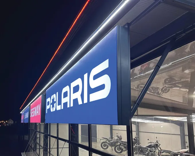 Casete luminoase Polaris și Segway montate pe fațada showroom-ului