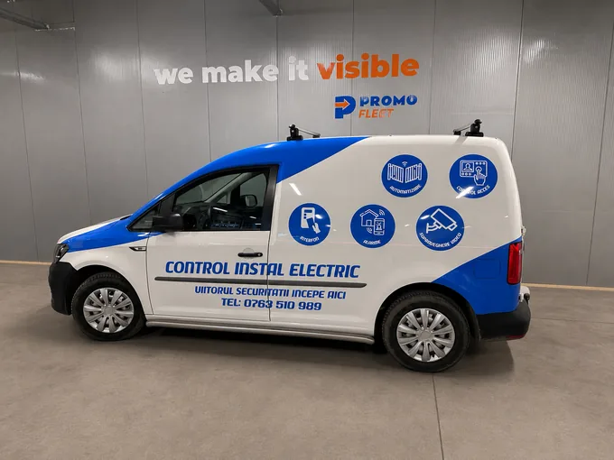Autoutilitară Control Instal Electric cu grafică albastră și pictograme de servicii, vedere laterală