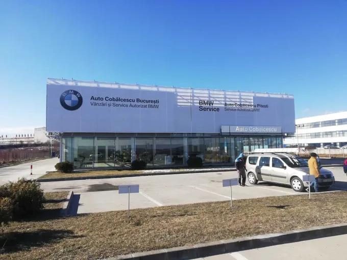 Print publicitar de format mare pe fațada reprezentanței BMW Auto Cobălcescu