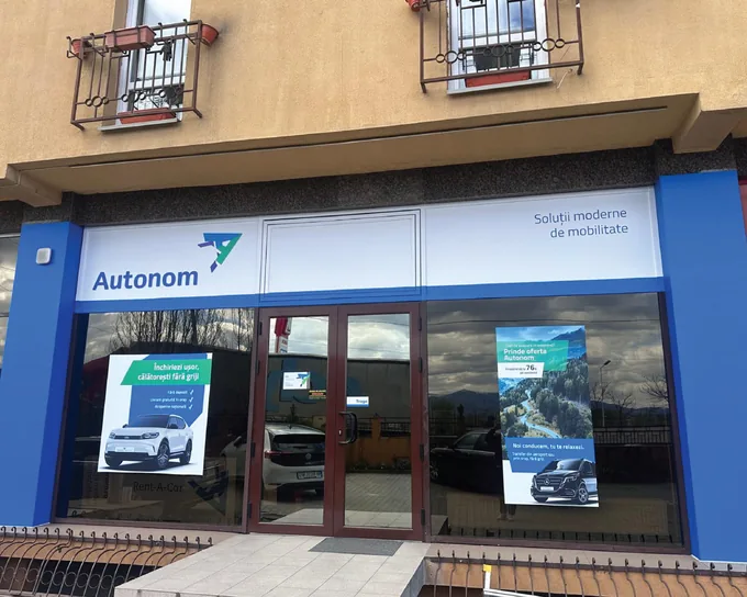 Semnalistică de fațadă Autonom și afișe publicitare aplicate pe vitrine