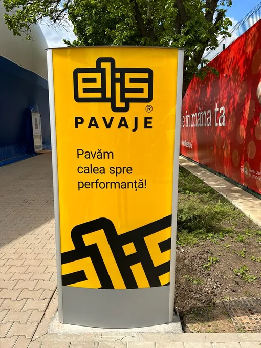 Totem galben Elis Pavaje montat în exterior
